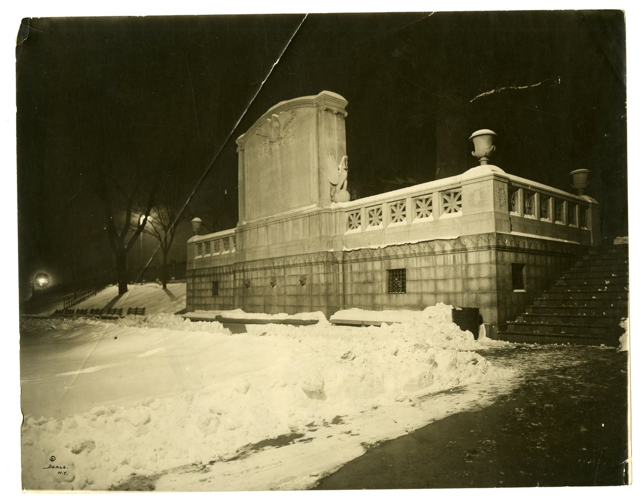 Shaw Memorial à noite, Boston, EUA, c.1902-10 (foto em prata gelatina) de Jessie Tarbox Beals