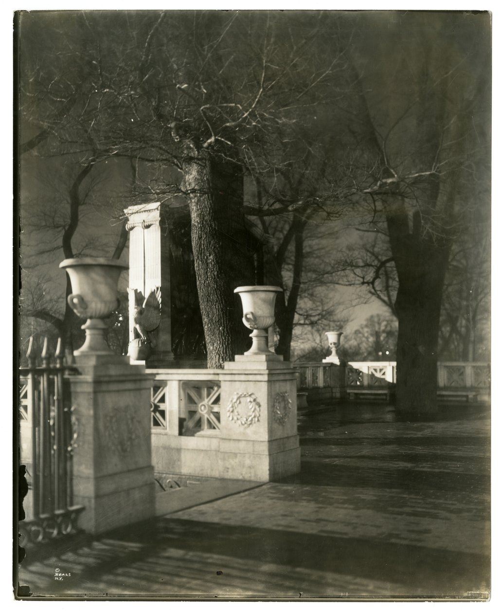 Shaw Memorial à noite, Boston, Mass, EUA, c.1902-10 (foto em prata gelatina) de Jessie Tarbox Beals