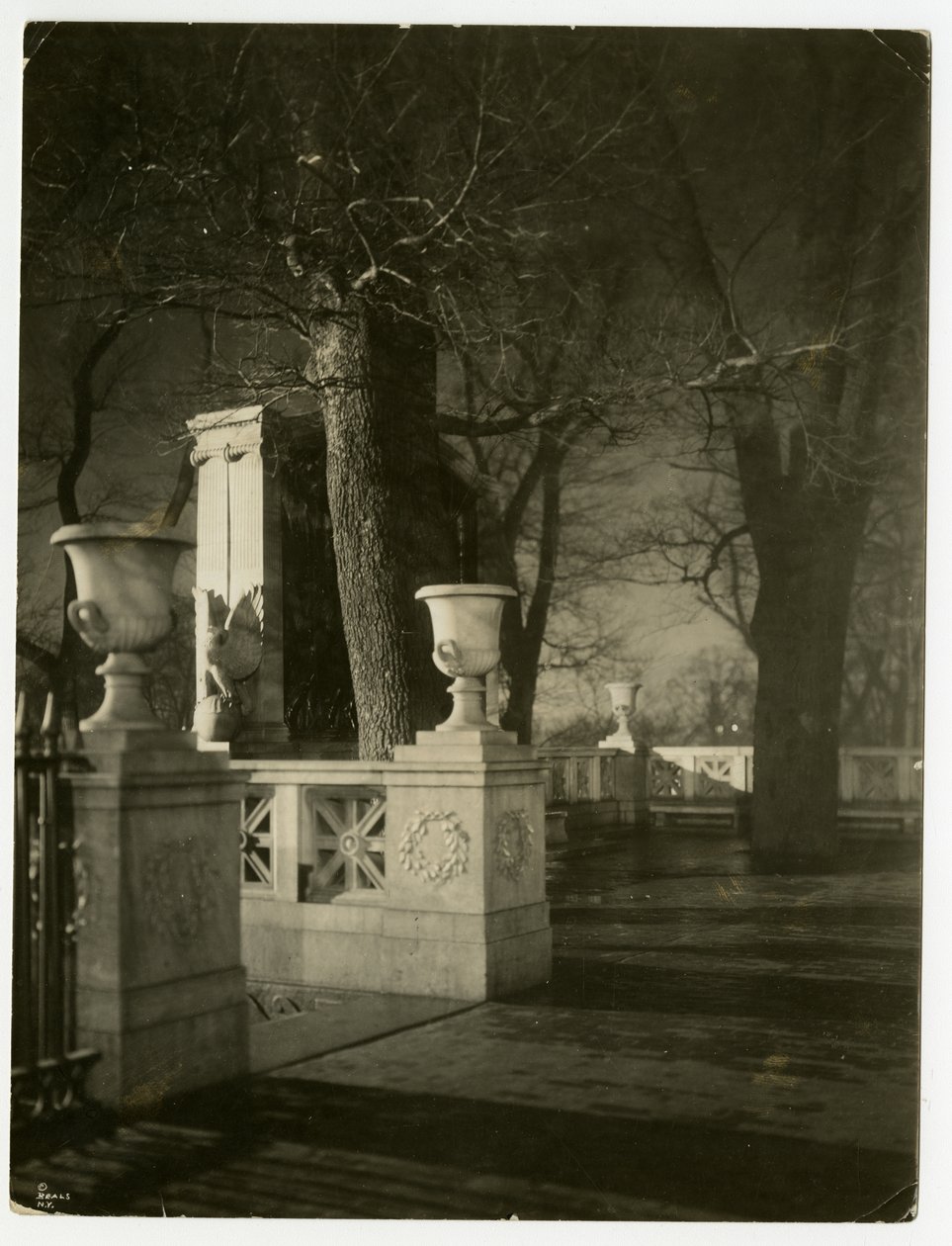 Shaw Memorial à noite, Boston, EUA, c.1902-10 (foto em prata gelatina) de Jessie Tarbox Beals