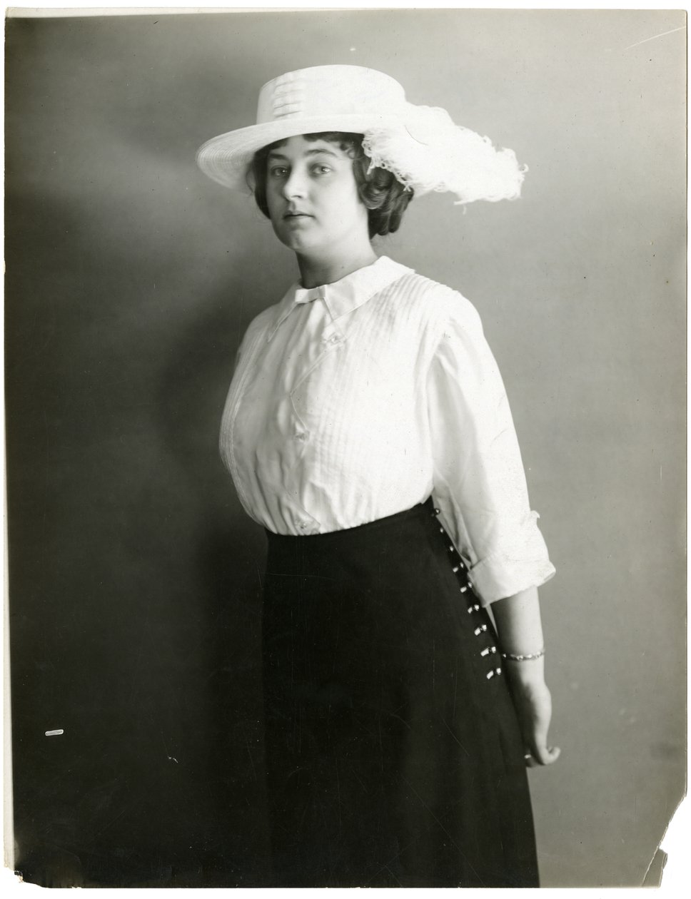 Blusa de seda e chapéu branco, McCreery "s, c.1905-18 de Jessie Tarbox Beals