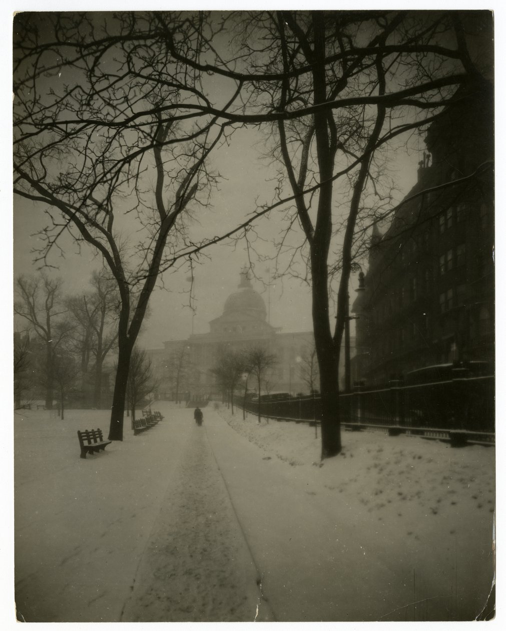 State House in Storm, Boston, EUA, c.1902-10 (foto em prata gelatina) de Jessie Tarbox Beals