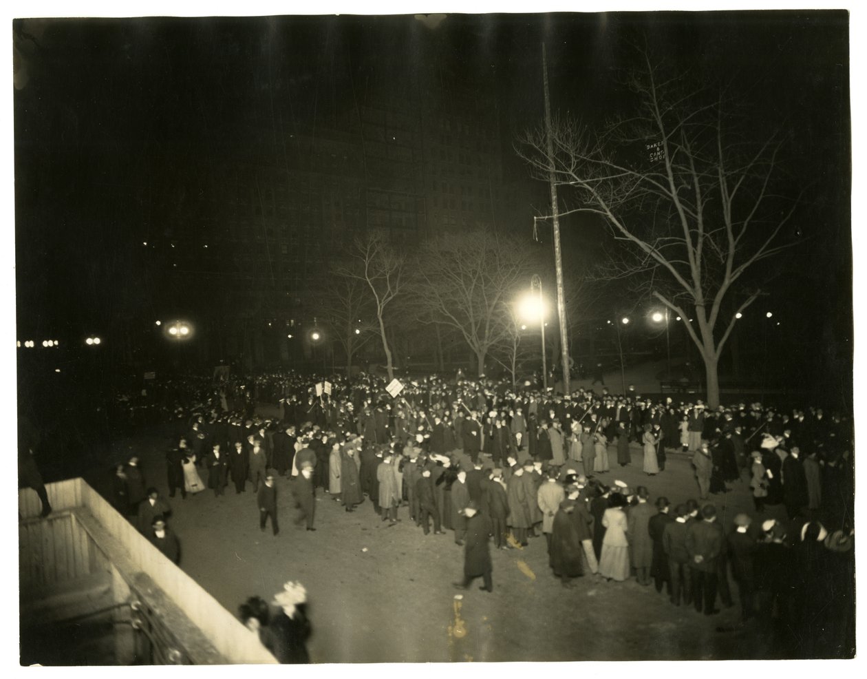 Suffrage Parade, Greenwich Village, Nova Iorque, EUA, c.1915-18 (foto em prata gelatina) de Jessie Tarbox Beals