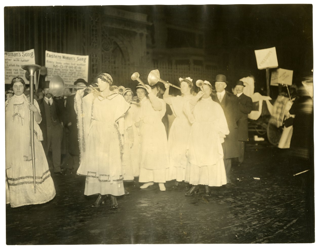 Suffrage Parade, Greenwich Village, Nova Iorque, EUA, c.1915-18 (foto em prata gelatina) de Jessie Tarbox Beals