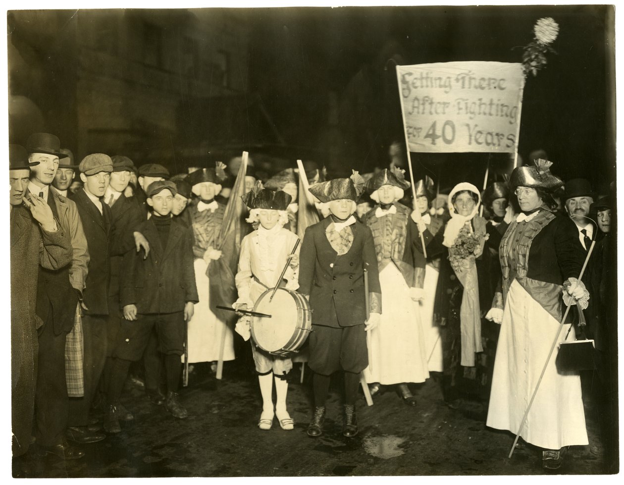 Suffrage Parade, Greenwich Village, Nova Iorque, EUA, c.1915-18 (foto em prata gelatina) de Jessie Tarbox Beals