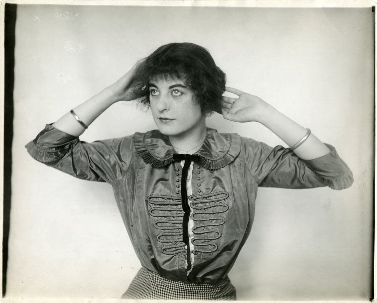 Blusa tafetá, Forsythe, c.1905-18 (foto gelatina prateada) de Jessie Tarbox Beals