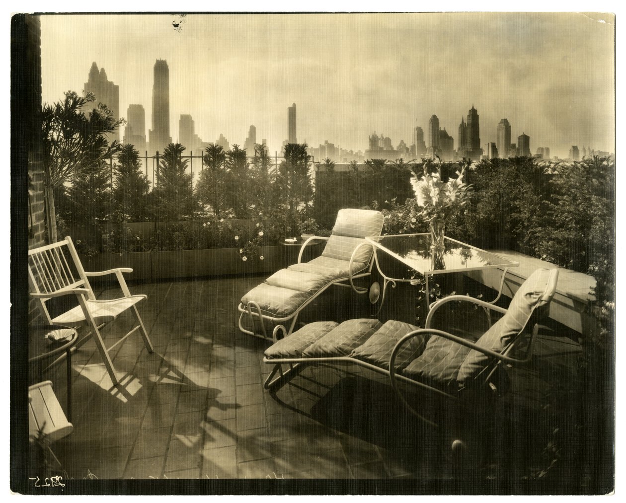 Terraço da Sra. Alice Woodward Rhinehardt, 400 E 52 St, c.1936-37 (foto em prata gelatina) de Jessie Tarbox Beals
