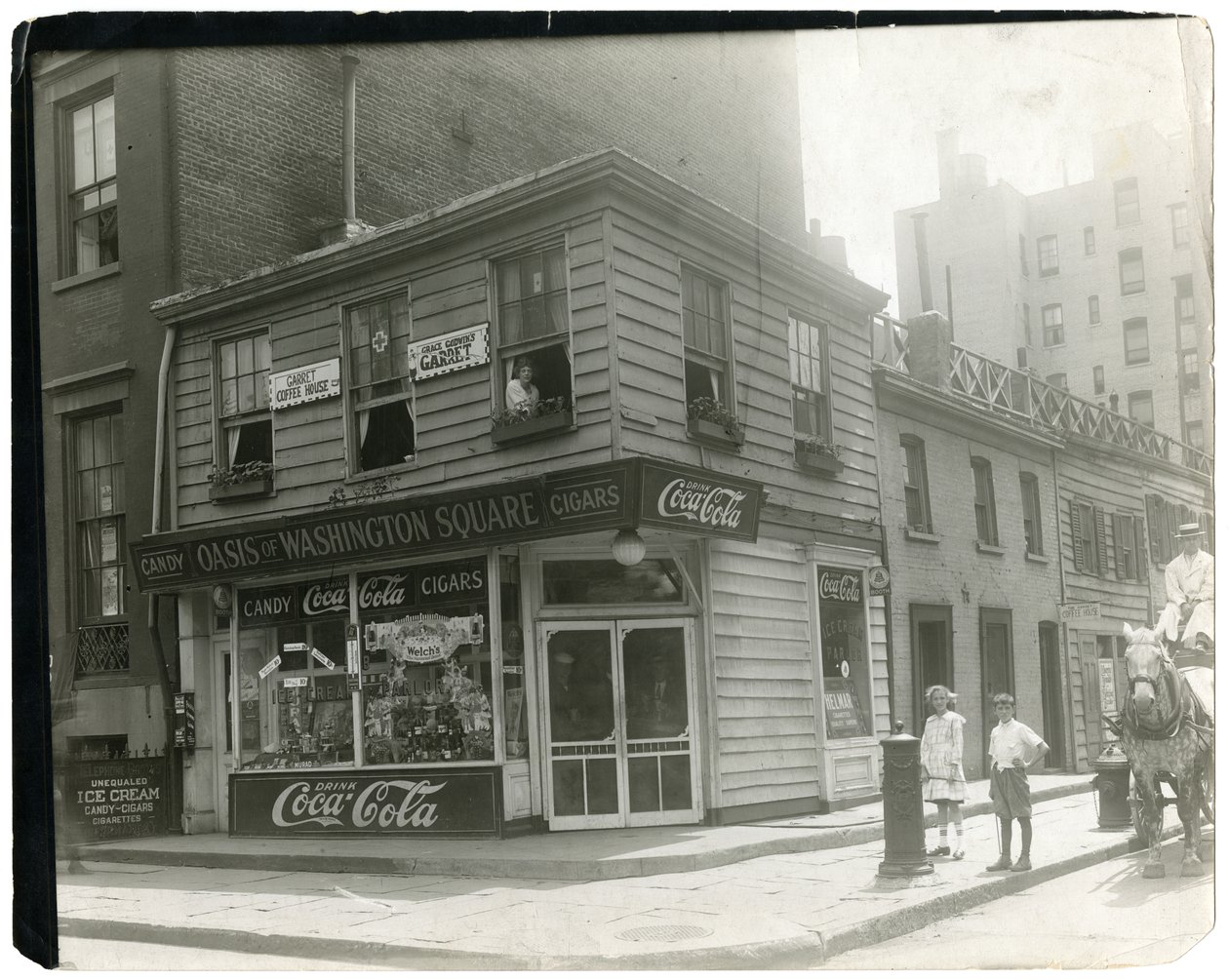 O Garret - antigo Garrett de Bruno - para o qual Lafayette out (!), Greenwich Village, Nova York, EUA, c.1917-18 (foto em prata gelatina) de Jessie Tarbox Beals