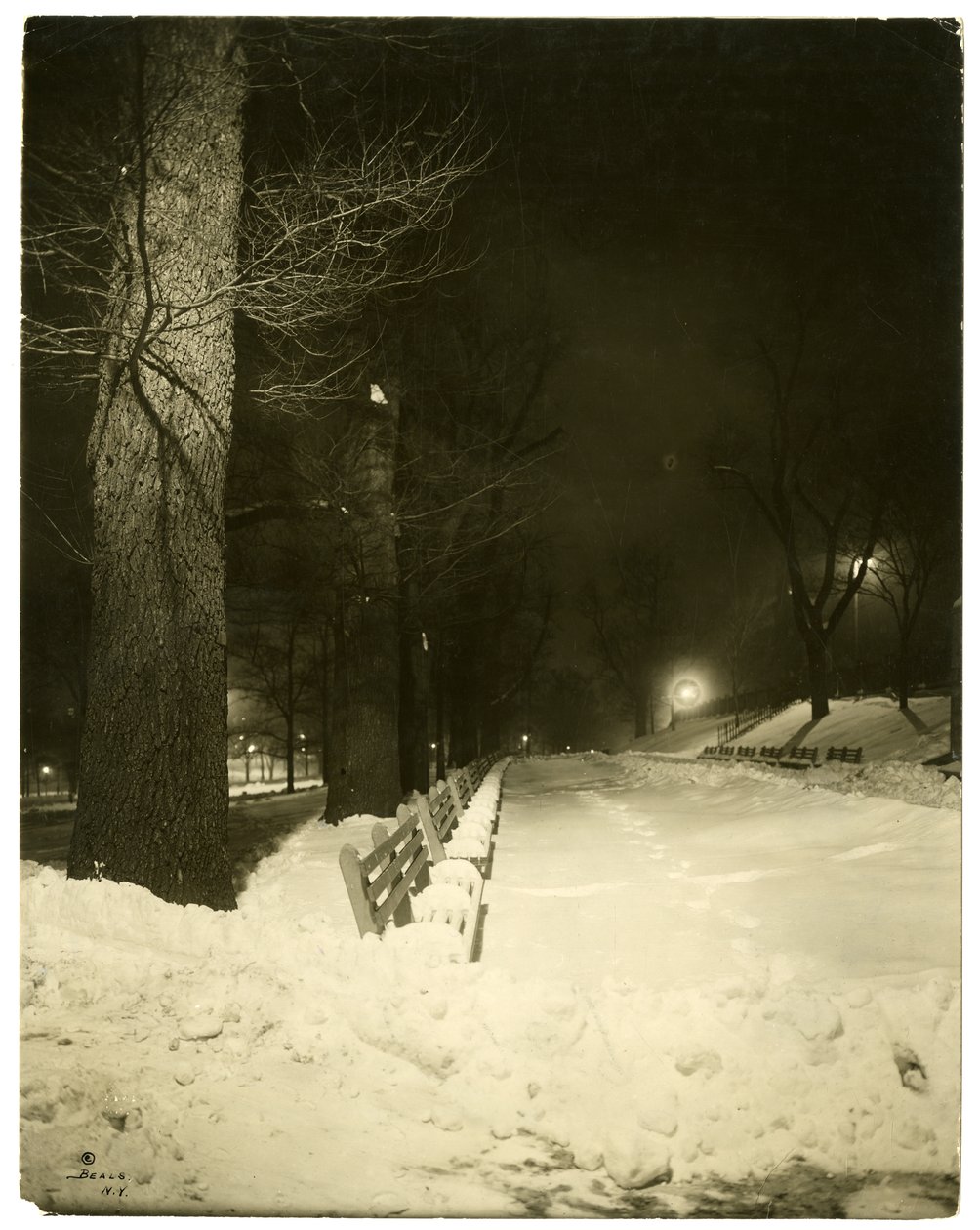 The Mall at night, Boston, Mass, USA, c.1902-10 (foto em prata gelatina) de Jessie Tarbox Beals