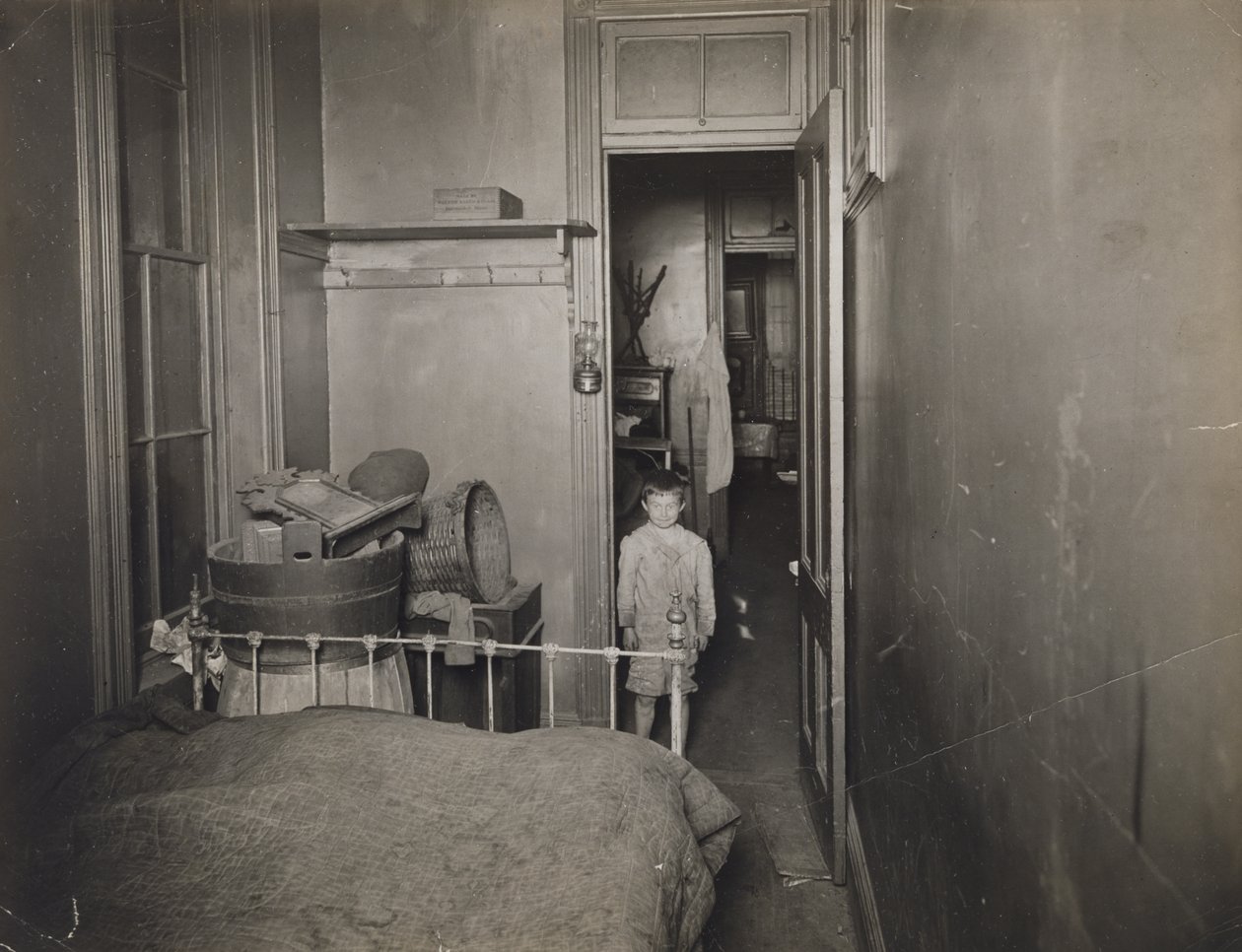 Sem título (Menino no quarto), c. 1910 (impressão em prata gelatina) de Jessie Tarbox Beals