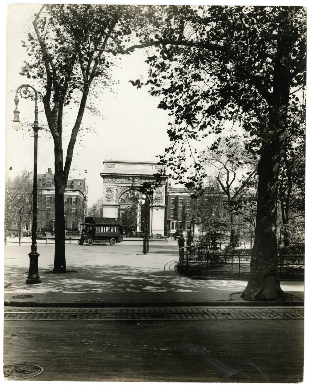 Washington Square North, Nova York, EUA, c.1905-40 (foto em prata gelatina) de Jessie Tarbox Beals