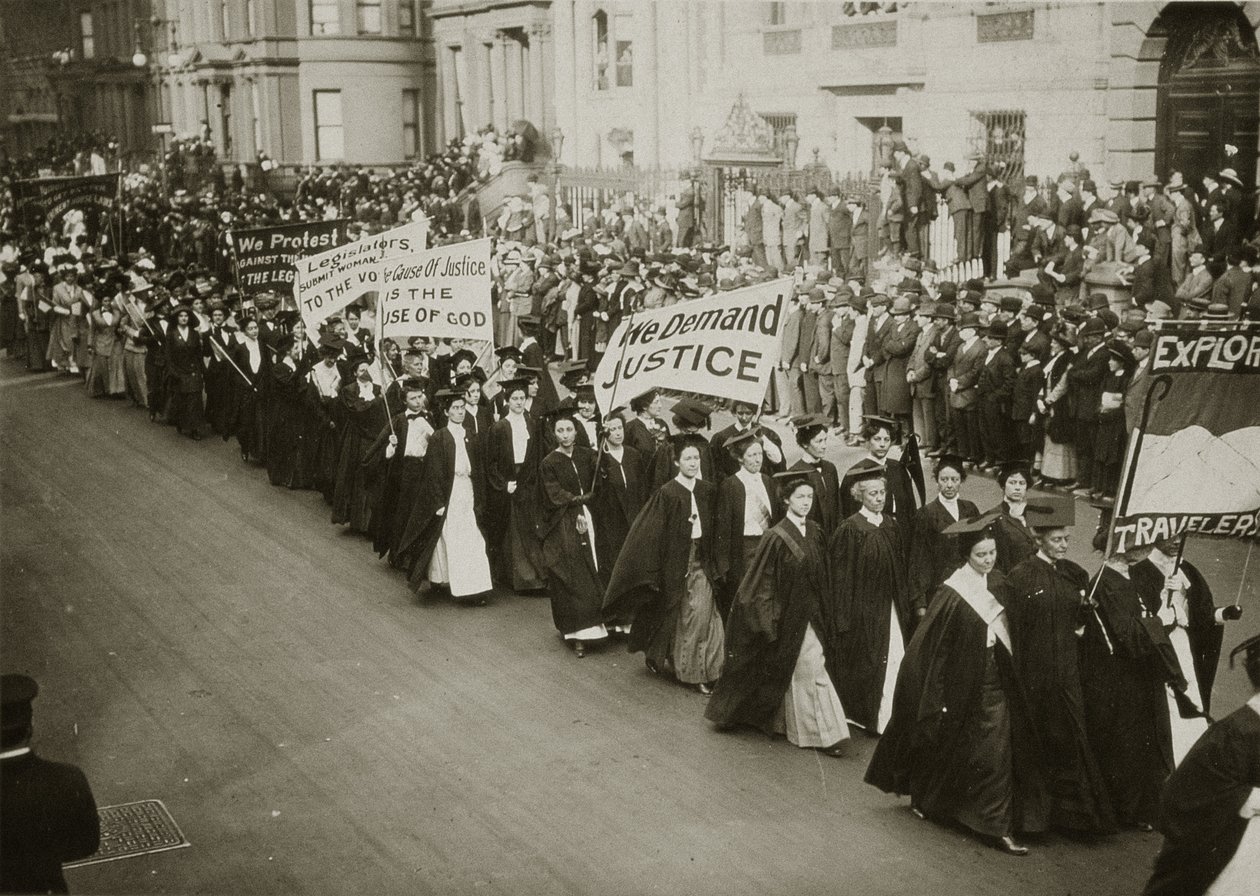 Mulheres em trajes acadêmicos marchando em um desfile de sufrágio em Nova York, 1910 de Jessie Tarbox Beals
