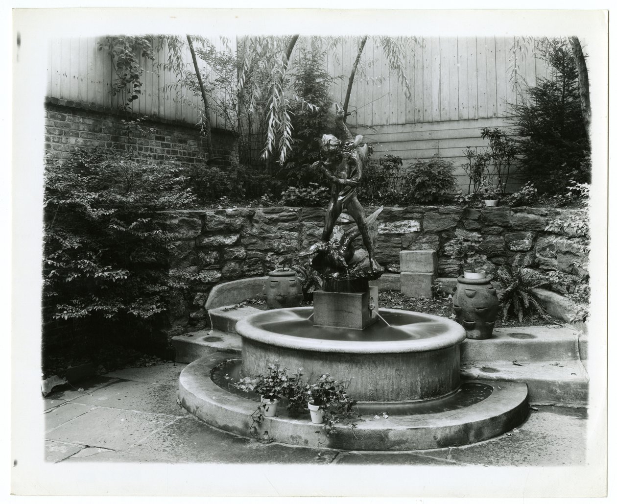 fonte de jardim, c.1905-40 (foto gelatina prateada) de Jessie Tarbox Beals