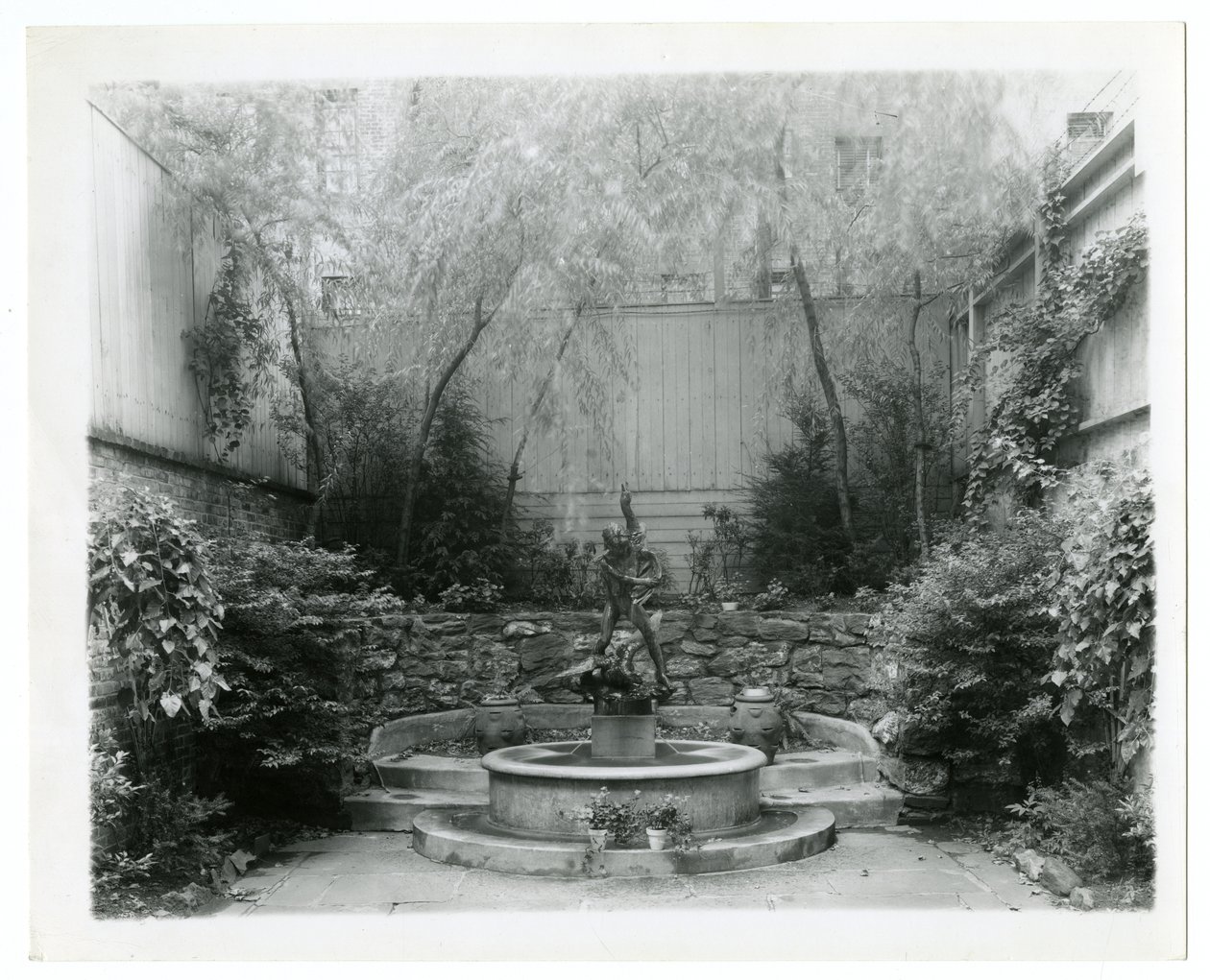 fonte de jardim, c.1905-40 (foto gelatina prateada) de Jessie Tarbox Beals