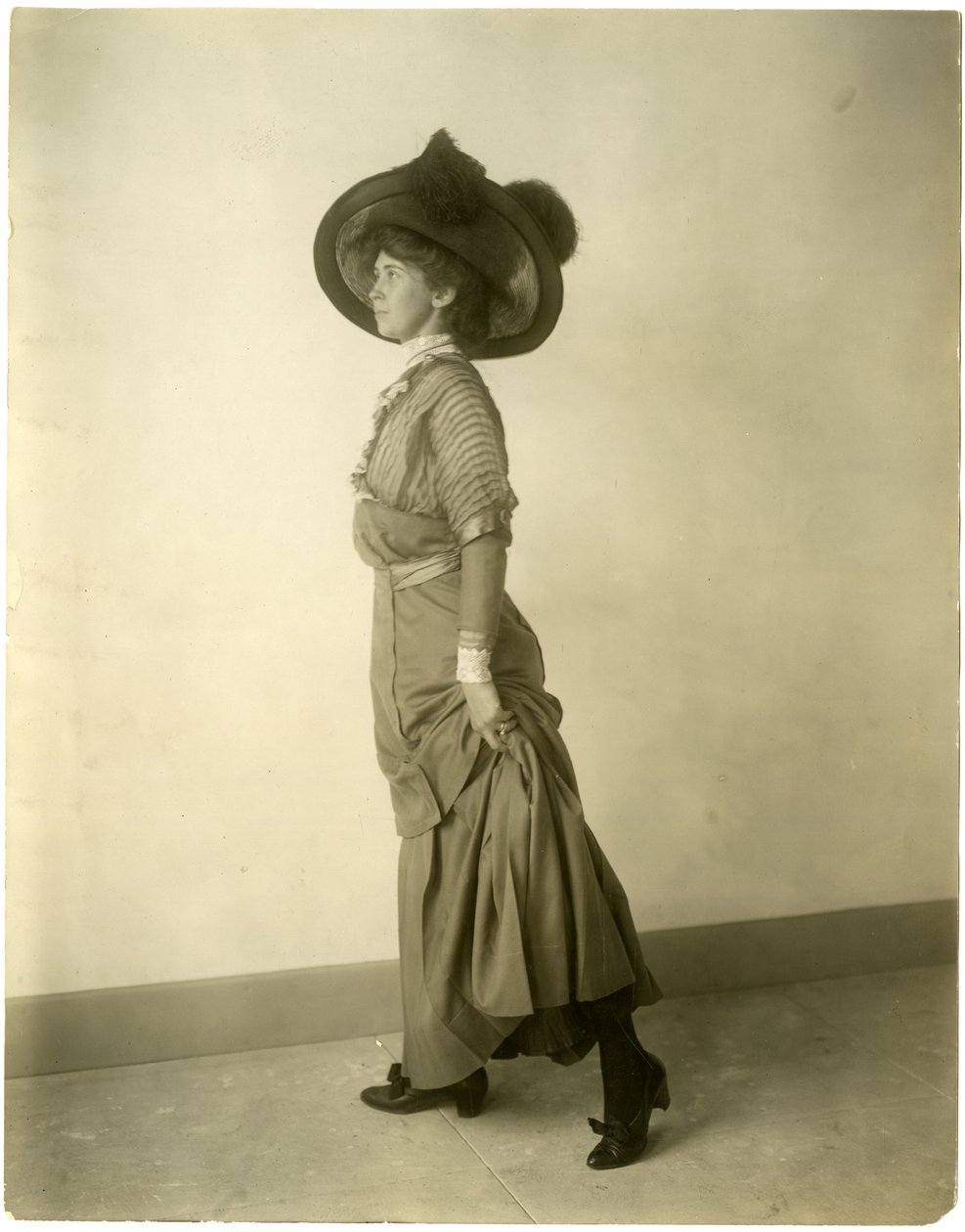 modelo em chapéu com penas, c.1905-18 (foto em prata gelatina) de Jessie Tarbox Beals