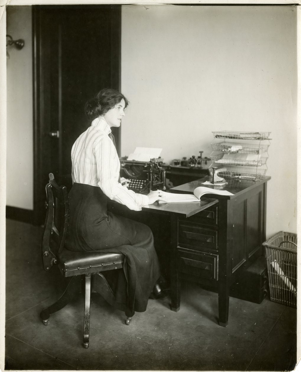 modelo com máquina de escrever, c.1905-18 (foto gelatina prateada) de Jessie Tarbox Beals