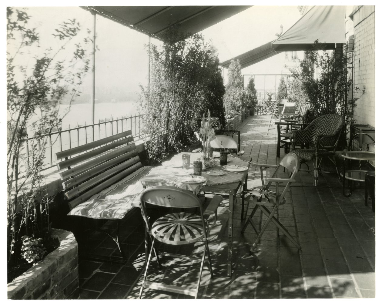 pátio com vista para o rio, c.1936-37 (foto gelatina prateada) de Jessie Tarbox Beals