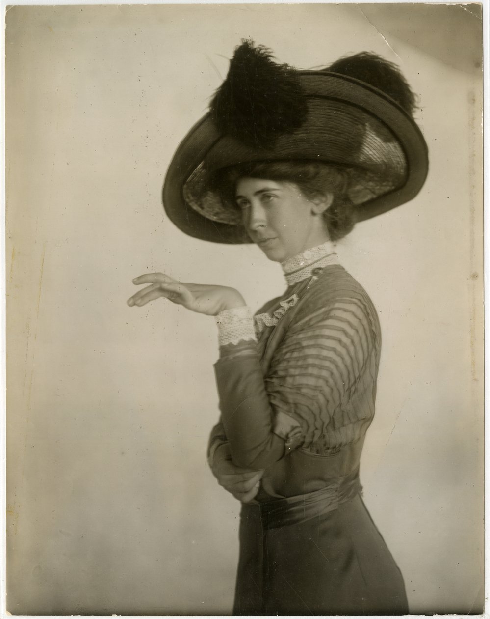 perfil de chapéu de penas, c.1905-18 (foto em prata gelatina) de Jessie Tarbox Beals