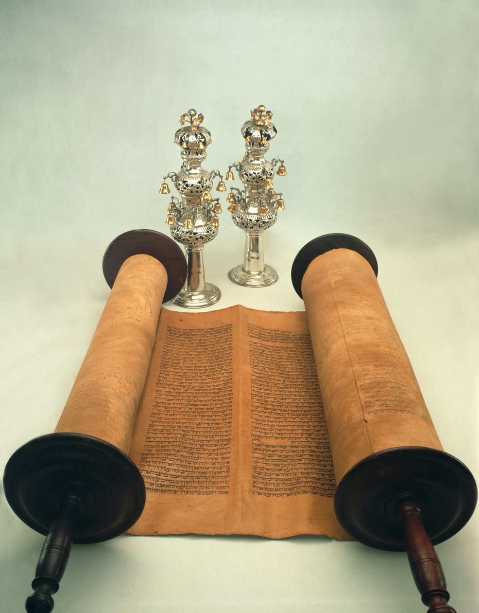Pergaminho de Torá com florões da coroa de prata (papel, madeira e prata) de Jewish School