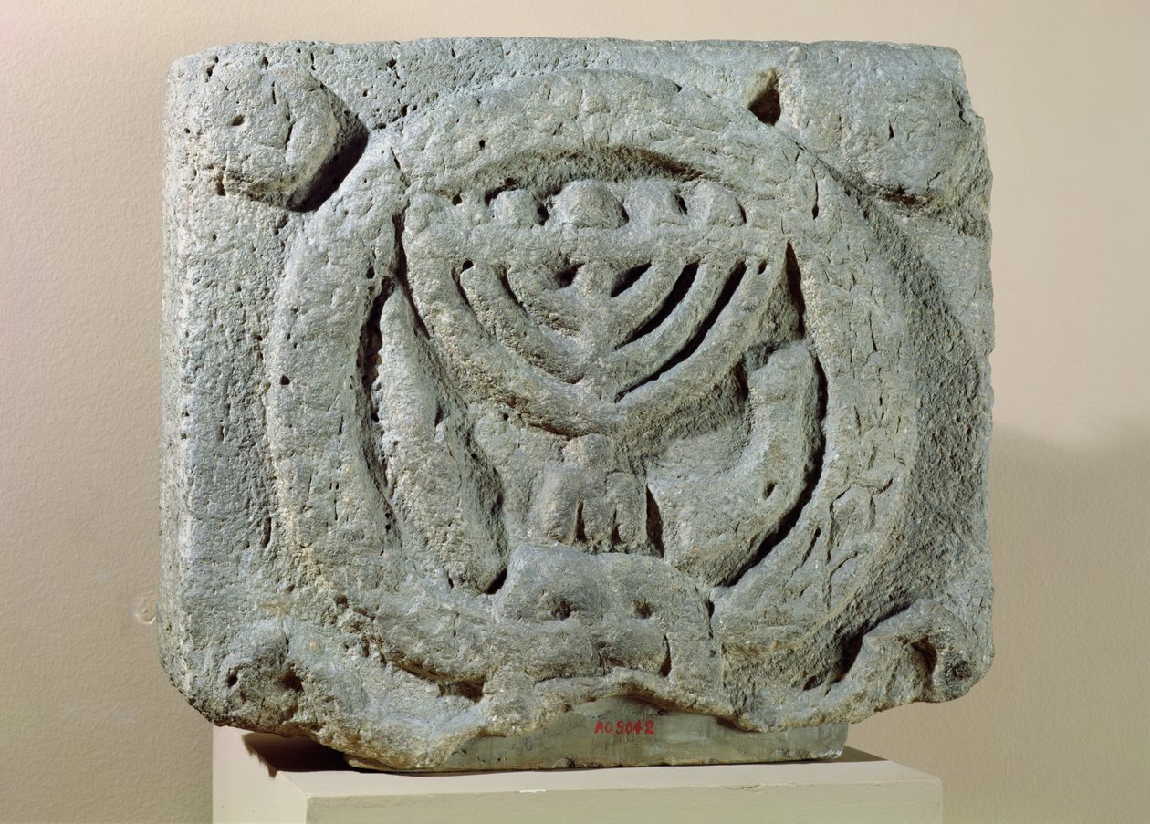 Relevo representando uma menorá, de Umm Qeis (Gadara Antiga) Jordânia (basalto) de Jewish School