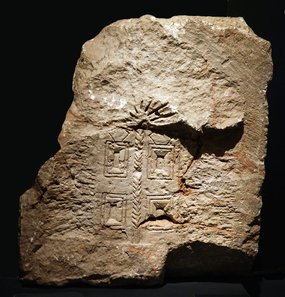 Santuário da Torá em relevo de Khirbet es-Samara, Samaria, século IV d.C. (pedra) de Jewish School