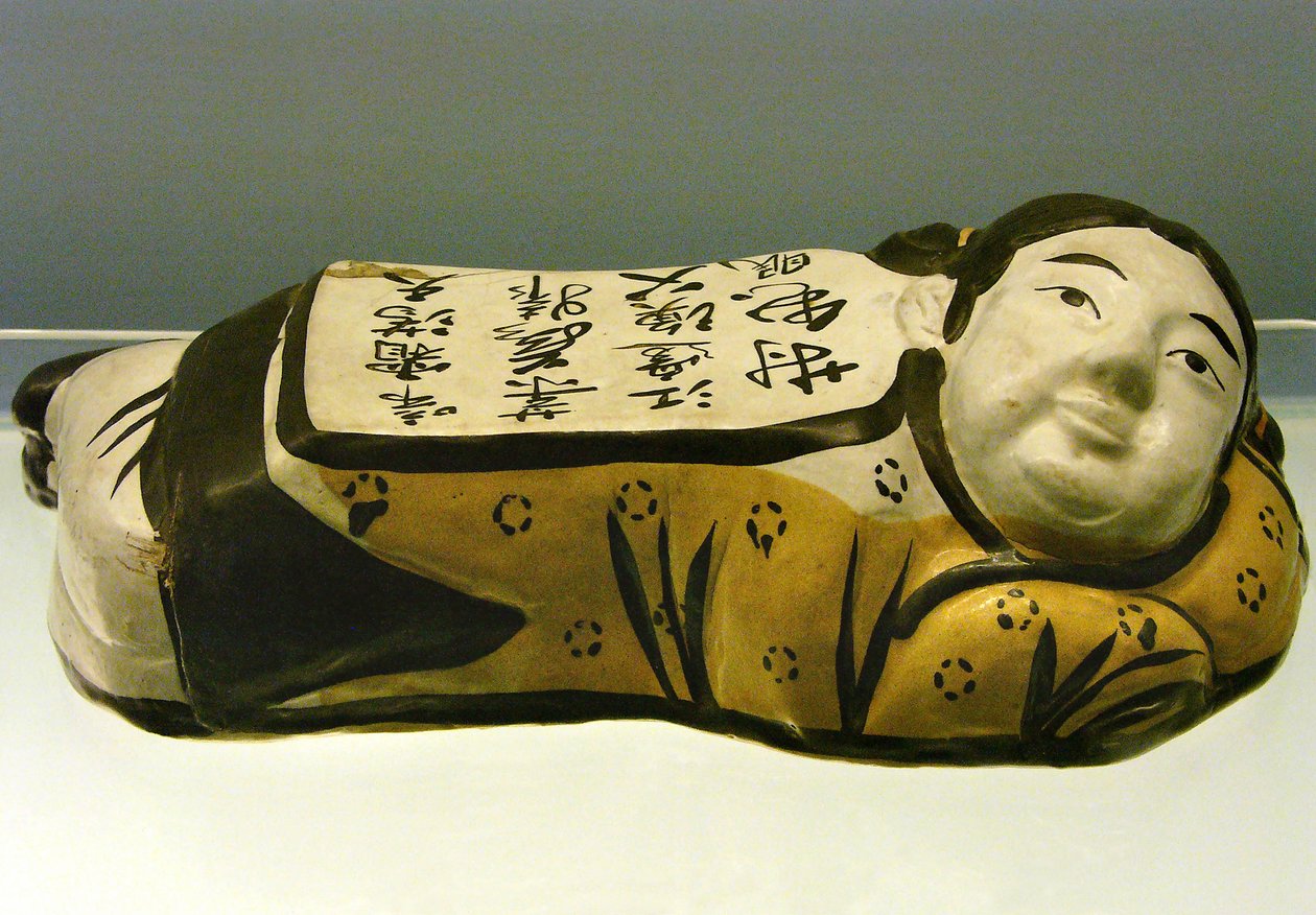 Almofada cerâmica, em forma de criança, com um poema que evoca uma paisagem noturna, de Cizhou, Dinastia Jin (1115-1234), Museu Nacional de Xangai. Fotografia, Leonard de Selva, China, 2006. de Jin Dynasty Chinese School