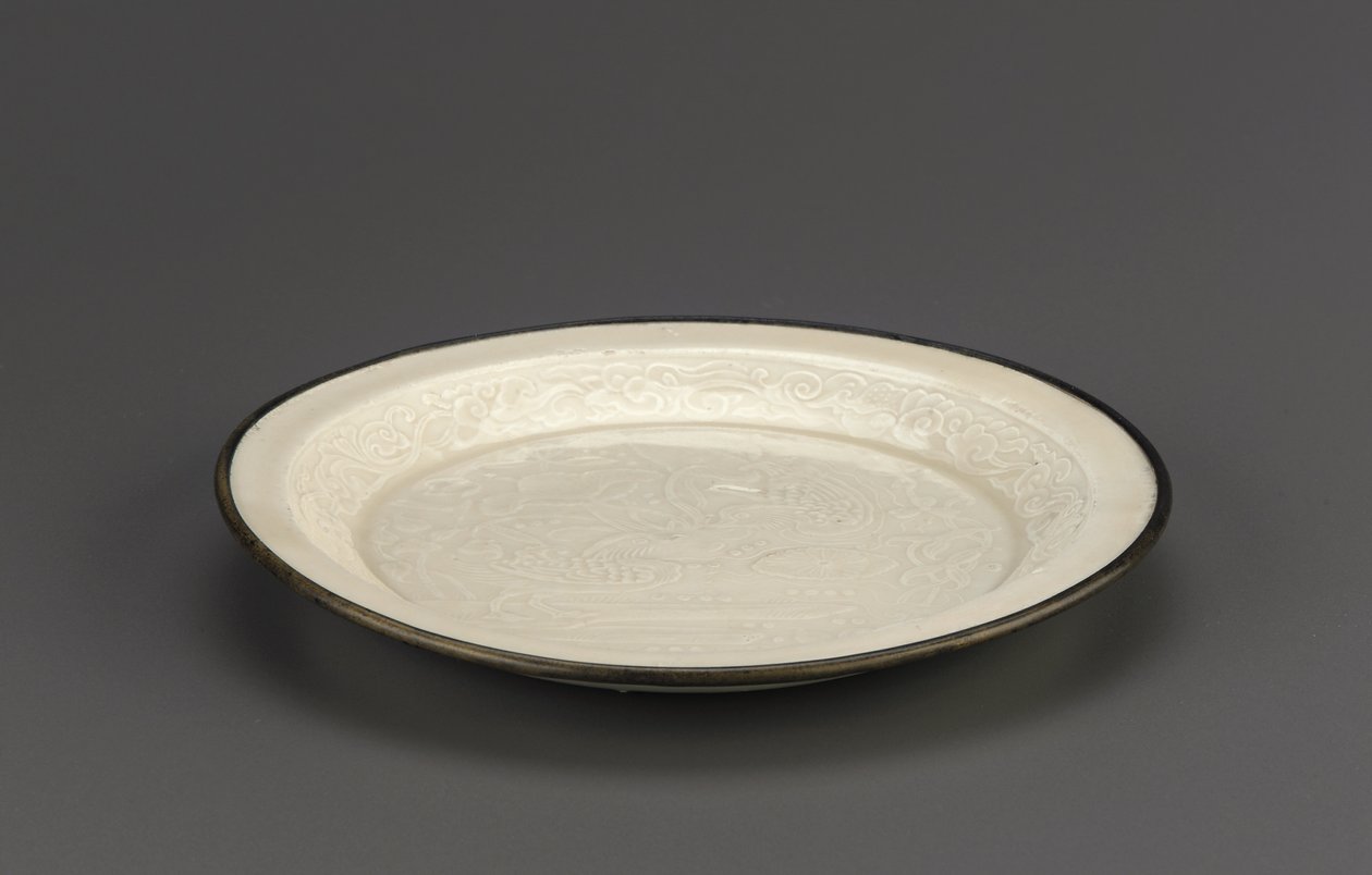 Ding ware prato com decoração moldada de patos mandarim, província de Hebei, do século 12-13 (cerâmica) de Jin Dynasty Chinese School