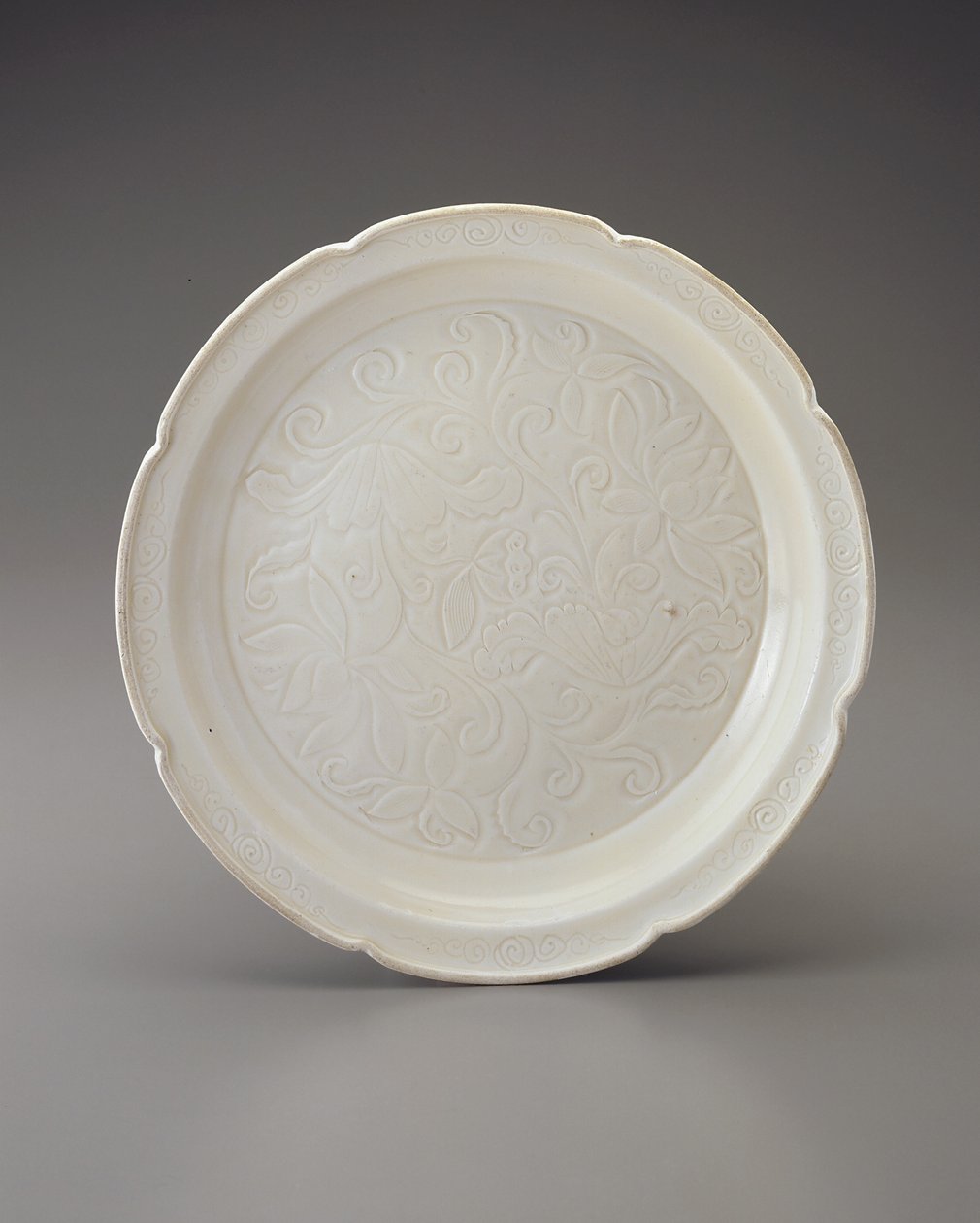 Prato com borda foliada e decoração esculpida, província de Hebei (cerâmica) de Jin Dynasty Chinese School