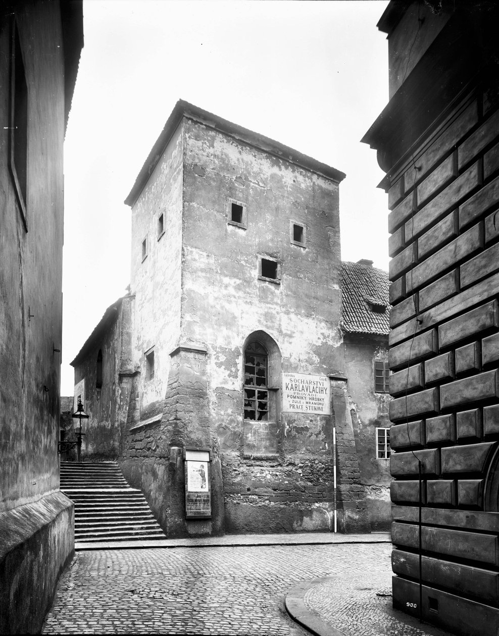 Capela românica de São Lazara entre Lazarská Street e Charles Square foi demolida com um hospital adjacente em 1901 de Jindřich Eckert