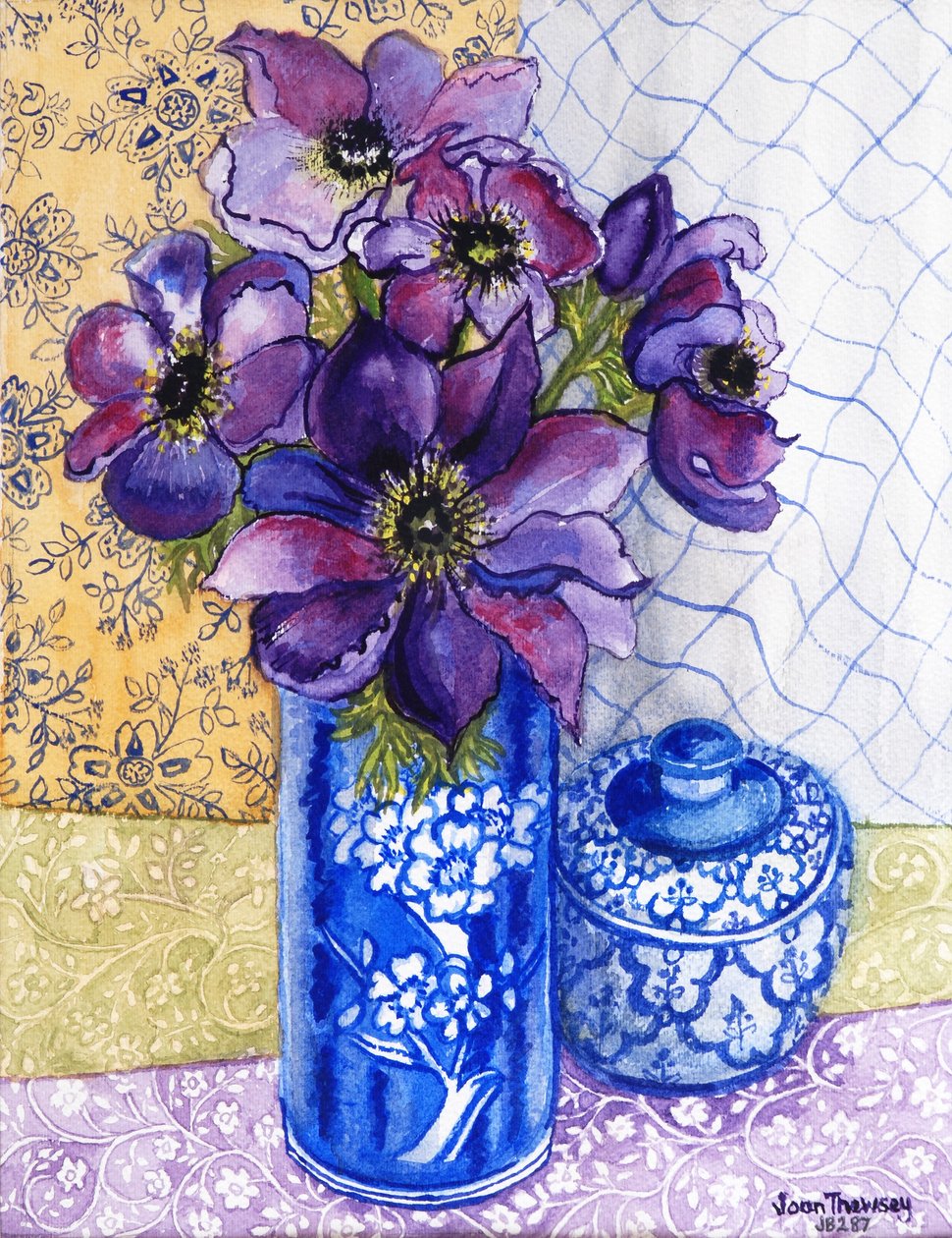 Anêmonas em um vaso azul e branco com panela e têxteis 2012 de Joan Thewsey