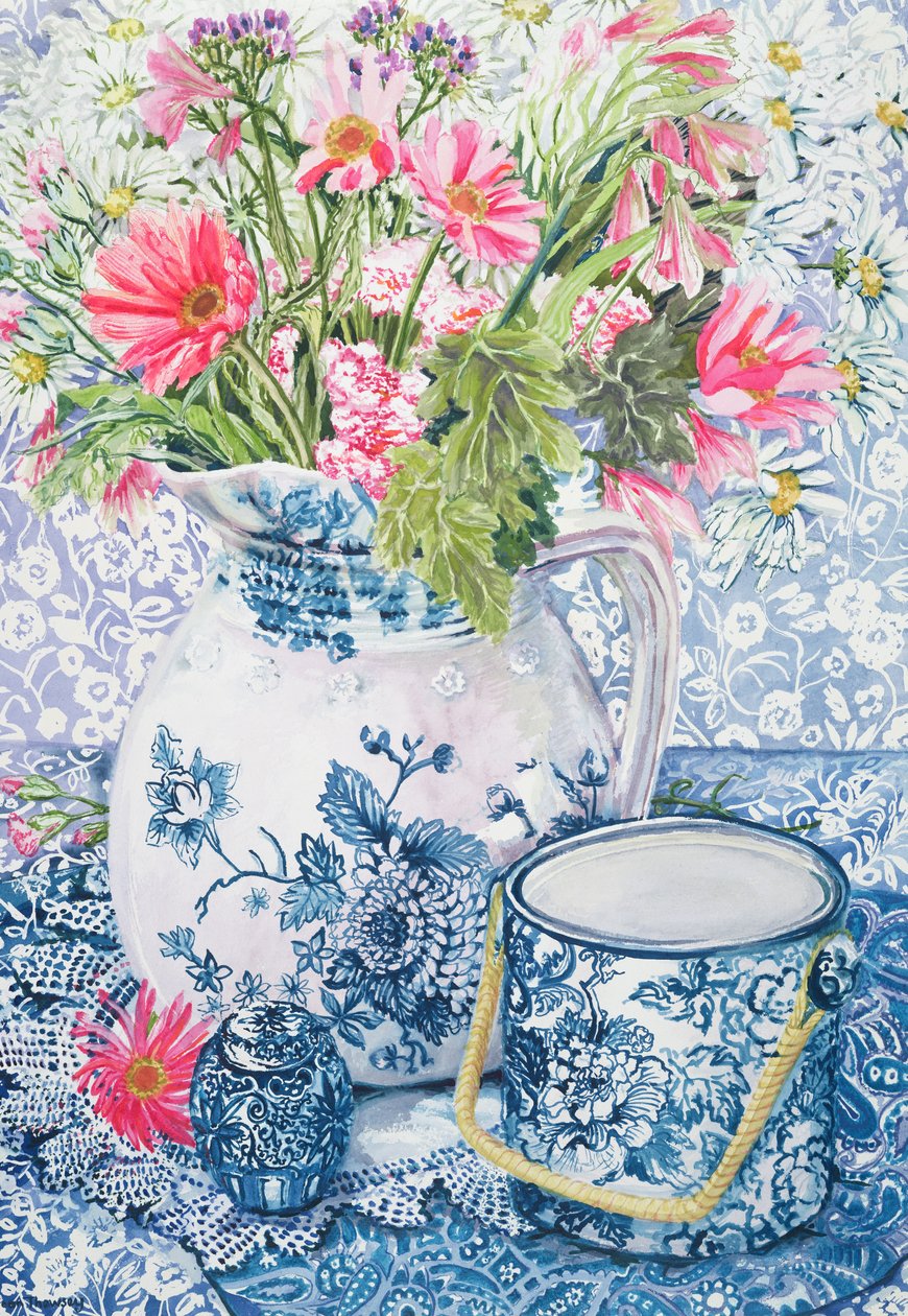 Gerberas em um jarro Coalport com potes azuis de Joan Thewsey