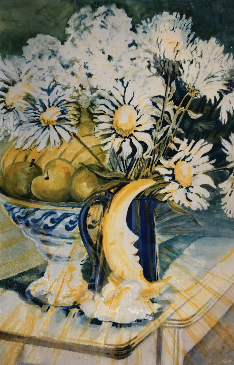 Marguerites em um jarro azul com uma lâmpada da lua, (guache) de Joan Thewsey