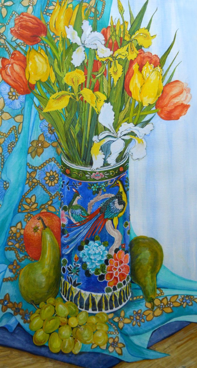 Tulipas e Iris em um vaso japonês, com frutas e têxteis, 2000 de Joan Thewsey