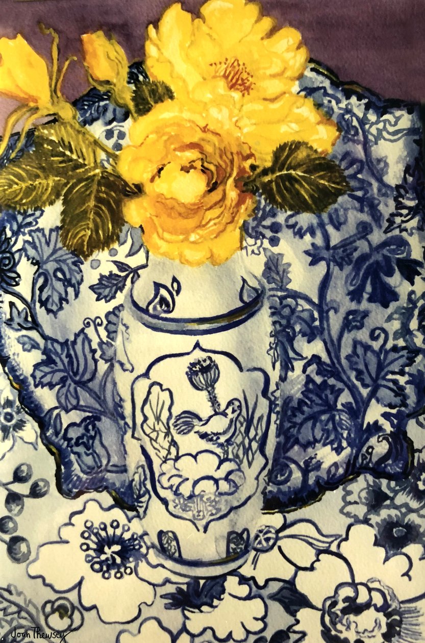 Rosas amarelas em um vaso azul e branco com estampados têxteis azul e branco, de Joan Thewsey