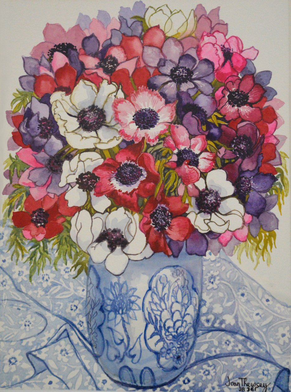 Anêmonas em um pote azul e branco, com tecido azul e branco, 2000, de Joan Thewsey