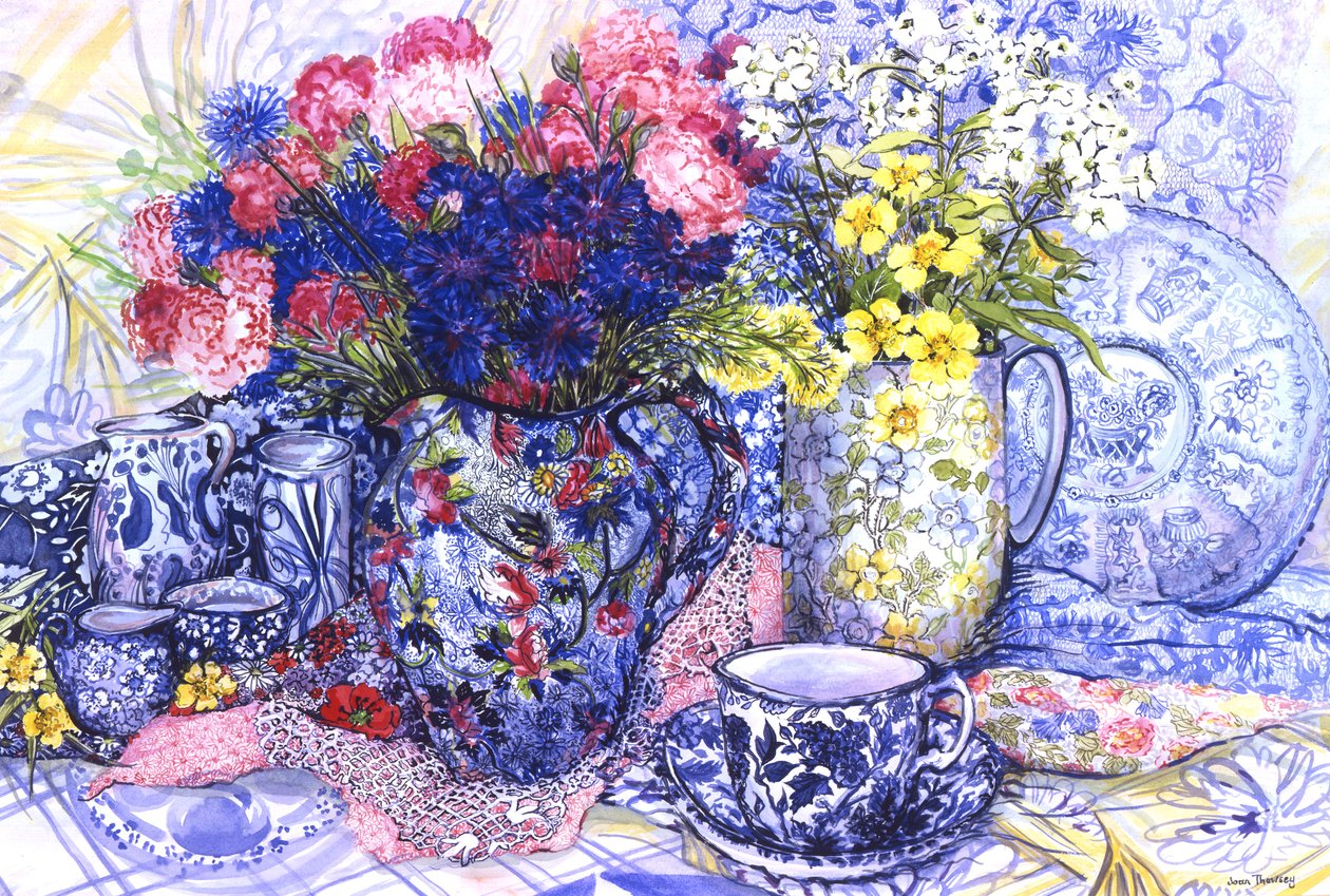 Cornflowers com jarros antigos e tecidos estampados, 2012 de Joan Thewsey