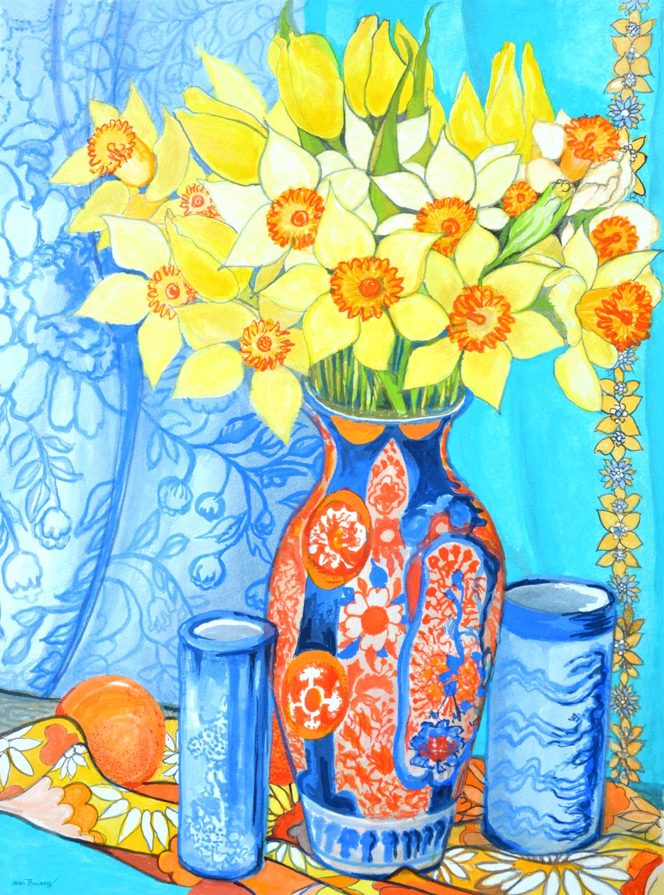 Daffodils e Tulipas num vaso de Imani; laranjas e têxteis de Joan Thewsey