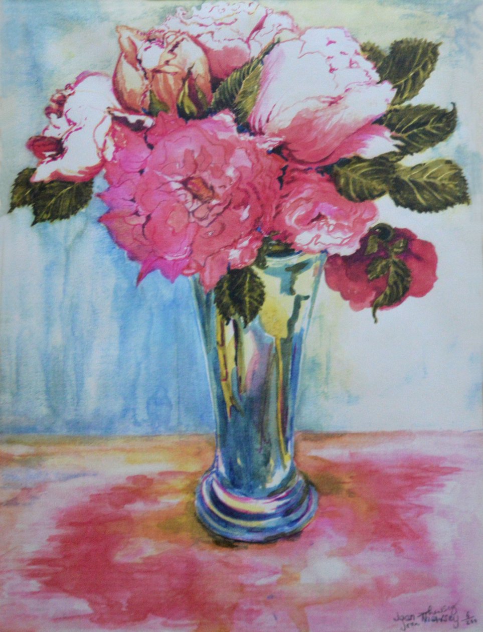 Rosas cor-de-rosa num copo azul, 2000, de Joan Thewsey