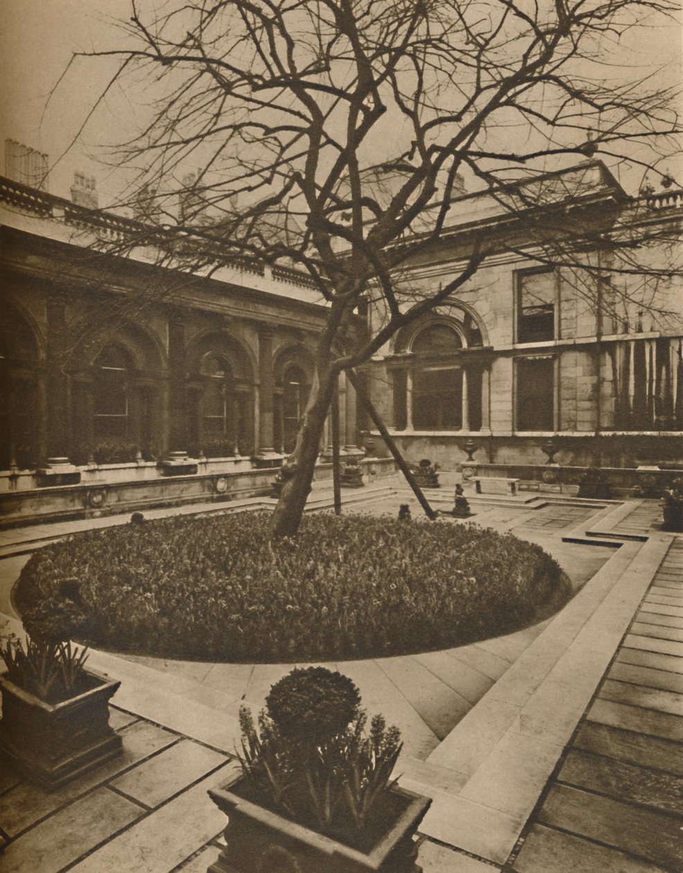 Uma inspiração arquitetônica: The Garden Court no Banco da Inglaterra, c1935. de Joel