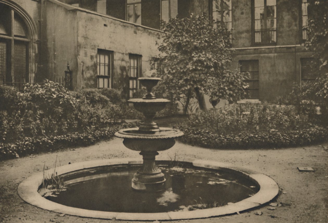 Árvore e fonte antigas de amoreira no jardim de Drapers Hall, c1935. de Joel