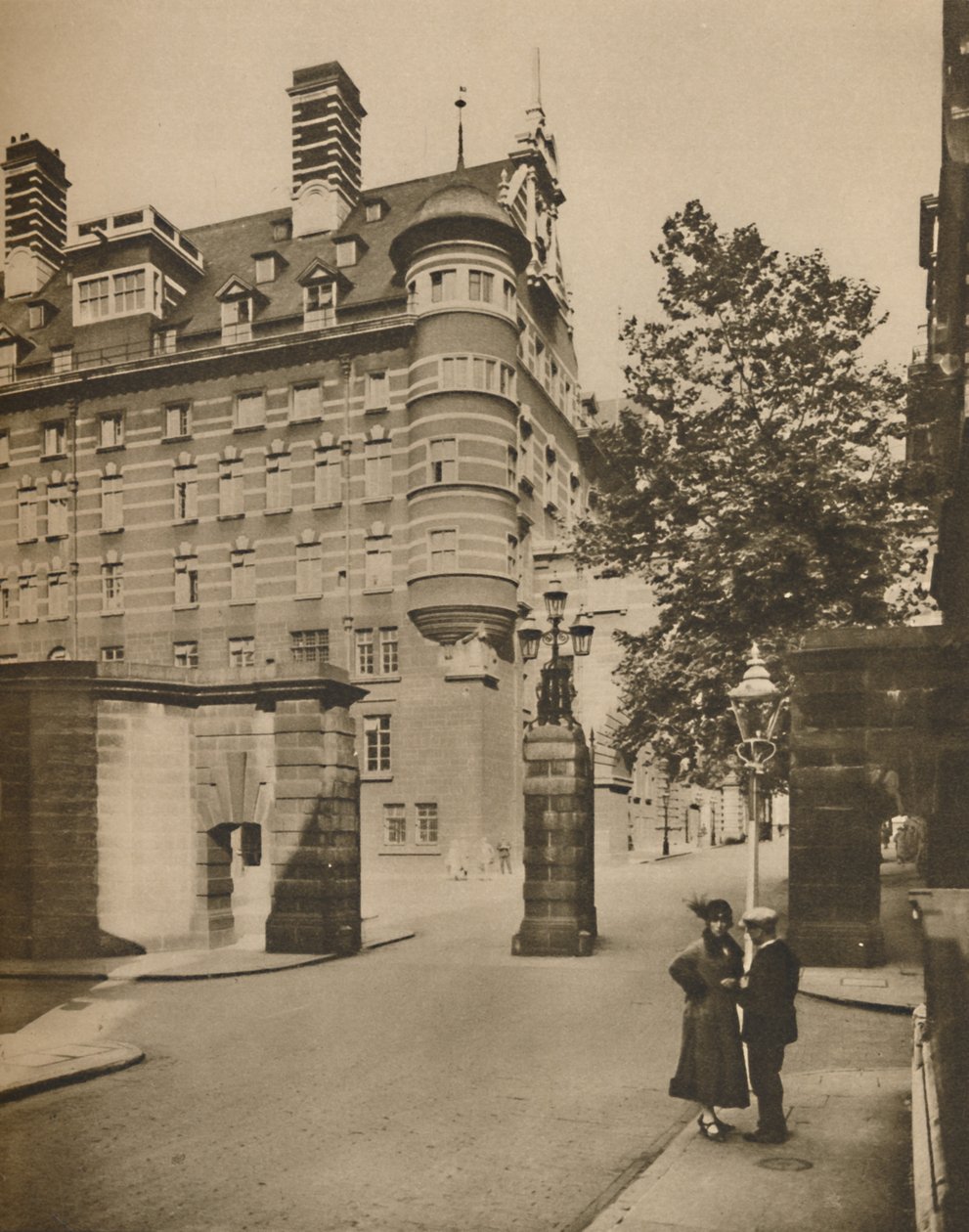 Entrada para a Scotland Yard da Derby Street, c1935. de Joel