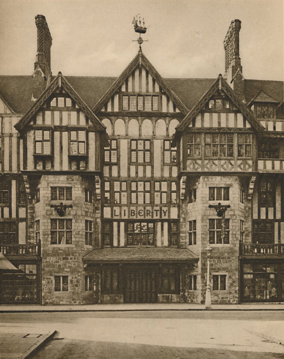 Parte do edifício Libertys Tudor na Great Marlborough Street, c1935. de Joel
