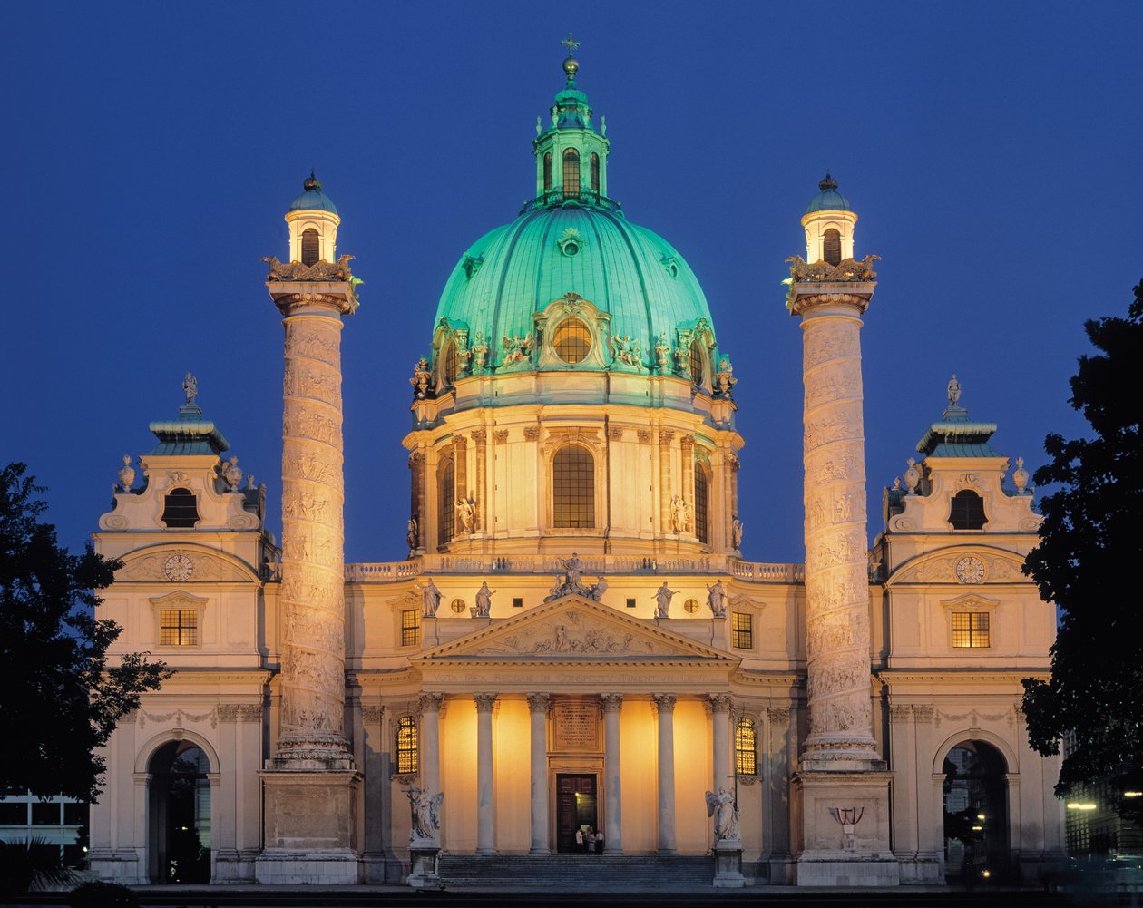 Karlskirche à noite, construída 1714-37 de Johann Bernhard Fischer von Erlach