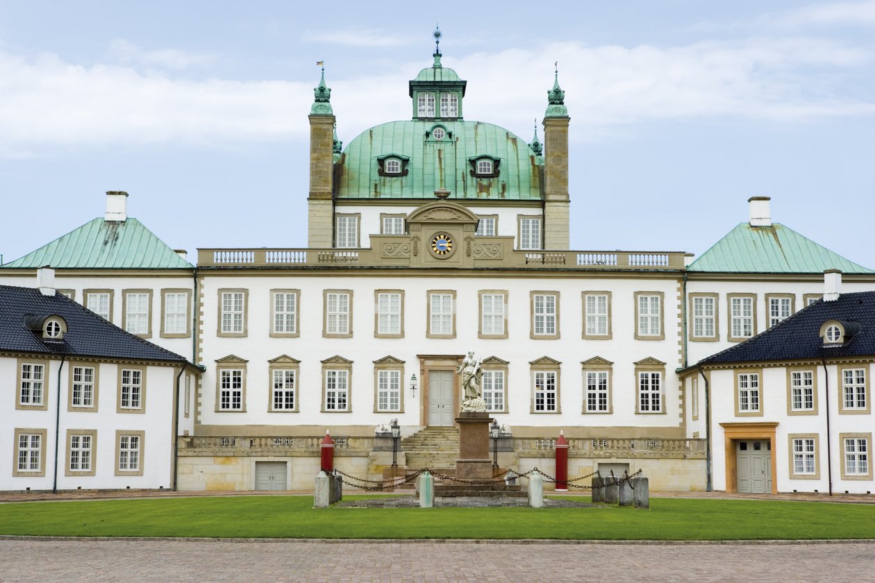 Castelo Fredensborg, construído entre 1719 e 2222 de Johann Corenlius Krieger