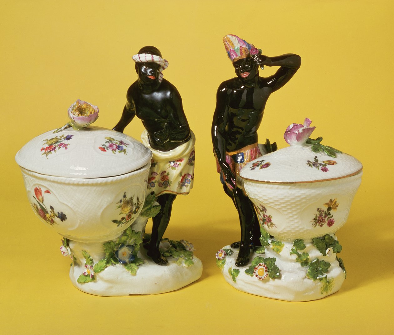 Dois blackamoors de Meissen que estão por cestas de guloseimas e coberturas, 1741 (porcelana) de Johann Friedrich Eberlein