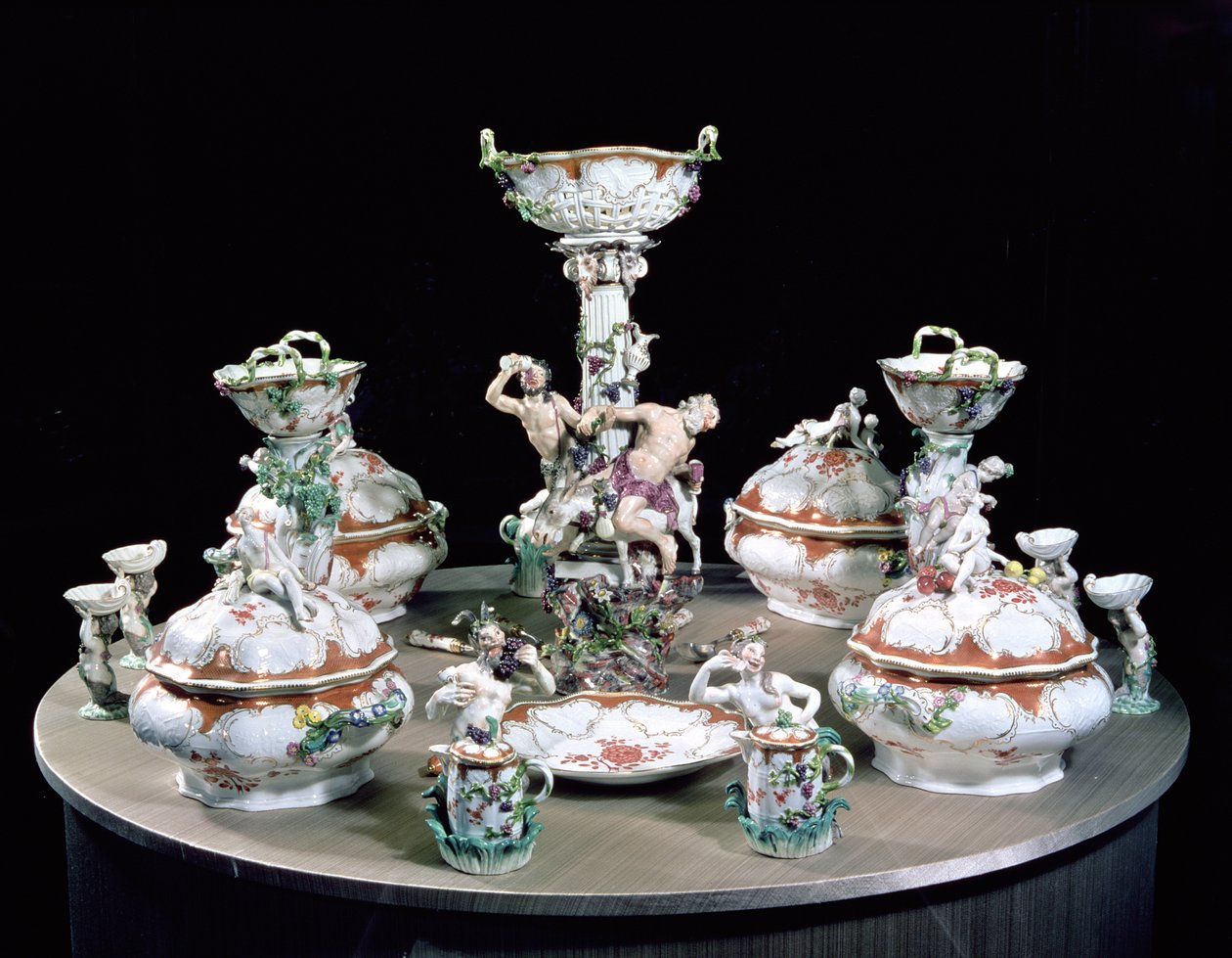 Parte de um serviço de jantar de Meissen ordenado por Frederico o Grande para o general von Mollendorf, decorado com figuras de sátiros e Sileno e um jumento, 1761 (porcelana) de Johann Joachim Kaendler