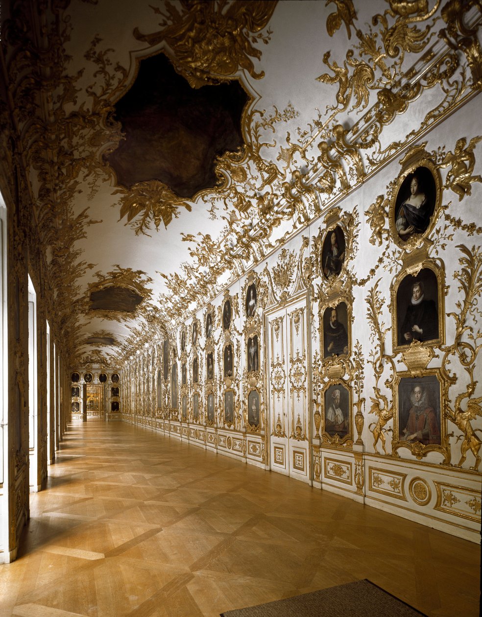 Vista do interior do palácio real decorado por Johann Baptist Zimmermann (1680-1758). 1728-1730 Munique Alemanha de Johann Baptist Zimmermann