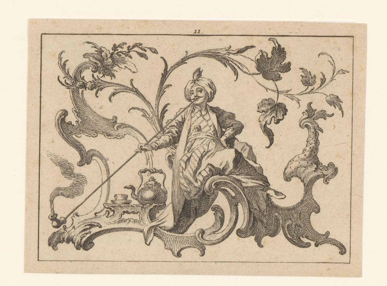 Fumador de tubos com turbante sentado num ornamento rococó, ao seu lado um jarro, uma chávena e um pires
Fumadores sobre um ornamento rococó (título da série) de Johann Esaias Nilson
