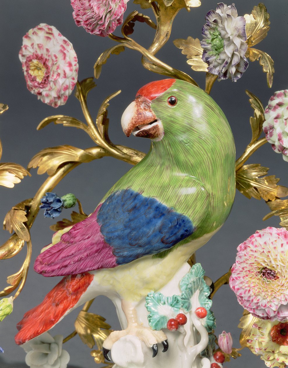 Detalhe de um par de ormolu de três ramos Luís XV e candelabro de papagaio Meissen, c.1742 de Johann Joachim Kaendler