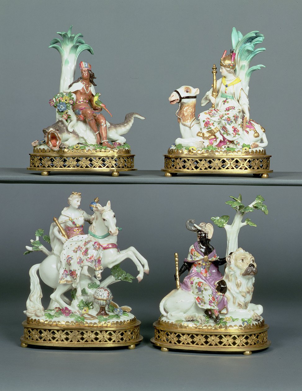 Quatro grupos Meissen representando os Quatro Continentes montados com Louis XVI ormolu, modelados por Johann Joachim Kandler (1706-75), meados do século XVIII de Johann Joachim Kaendler