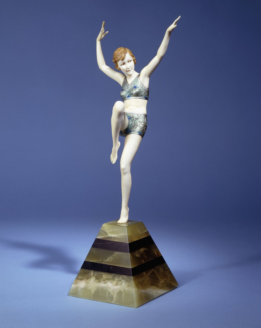 Beach Dancer, c.1935 (ronze e marfim, pátina pintada a frio, base de ônix verde e preta) de Johann Philipp Ferdinand Preiss